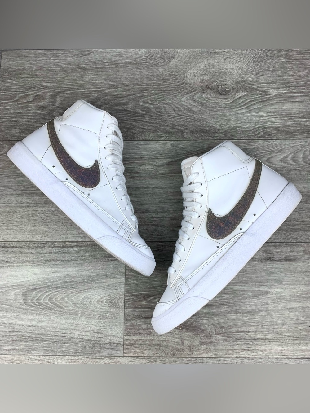 Mens Nike Blazer mid 77 White Leather Sneakers with Iridescent Swoosh size 9.5